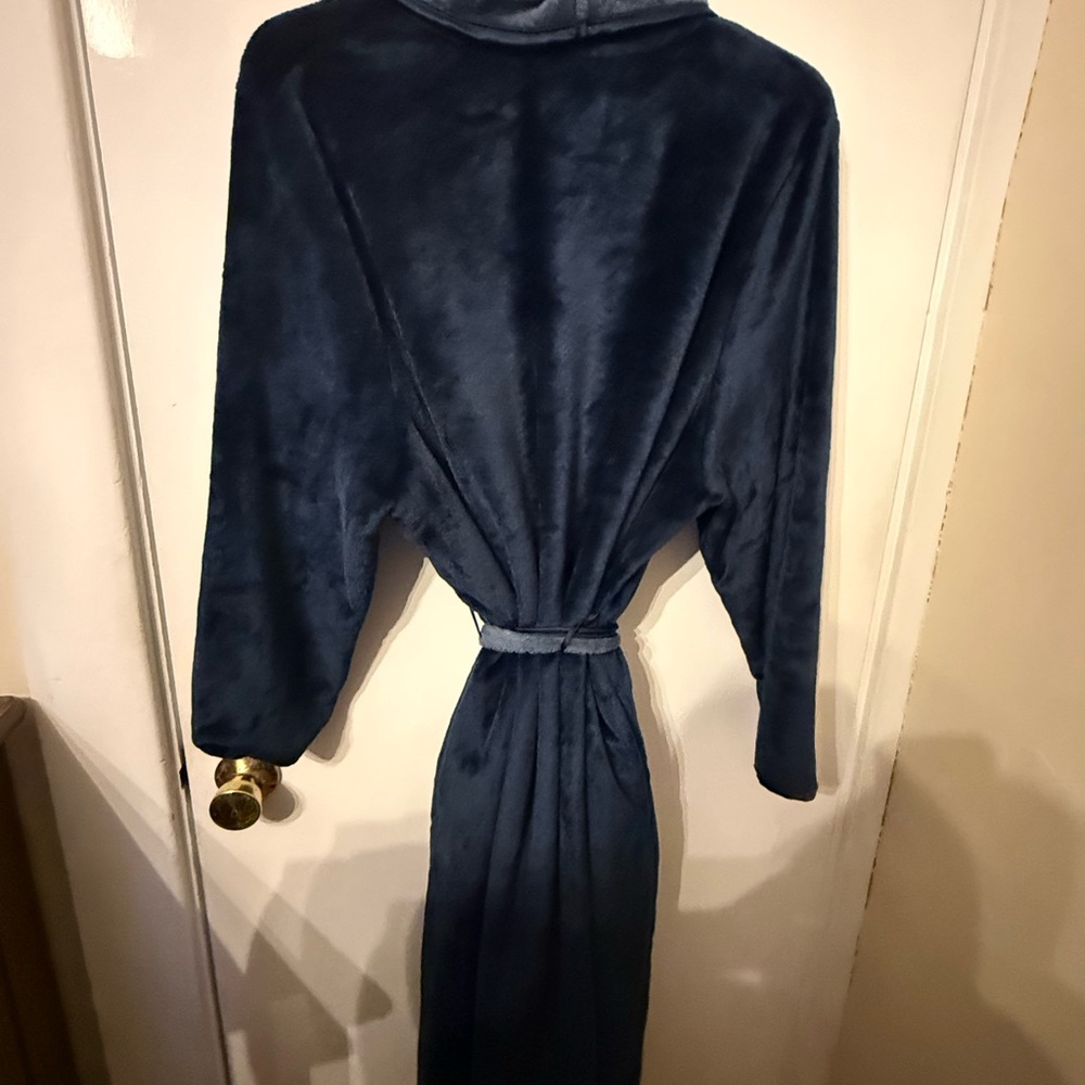 Koolaburra Plush Dark Blue Women's Robe - Picture 2 of 6
